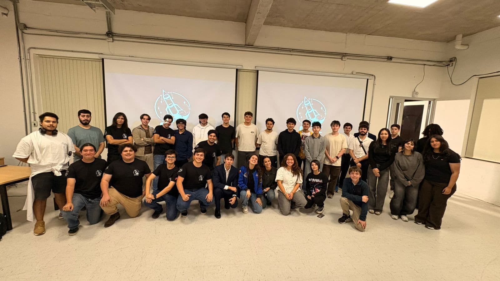 Evento de bienvenida oficial con invitados del sector aeroespacial